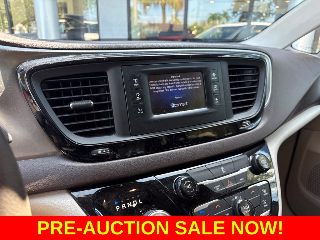 Used 2017 Chrysler Pacifica Touring FWD image 4