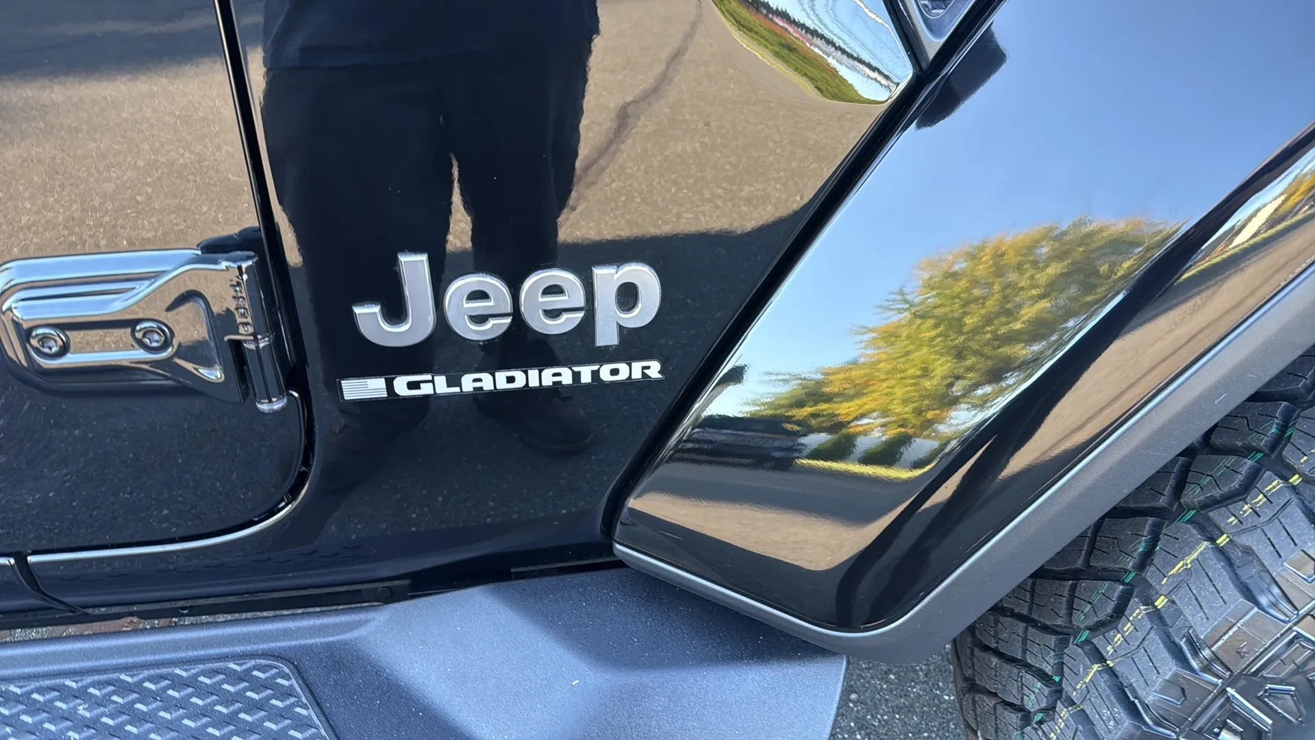 Used 2023 Jeep Gladiator Overland w/ LED Lighting Group AWD/4WD image 31