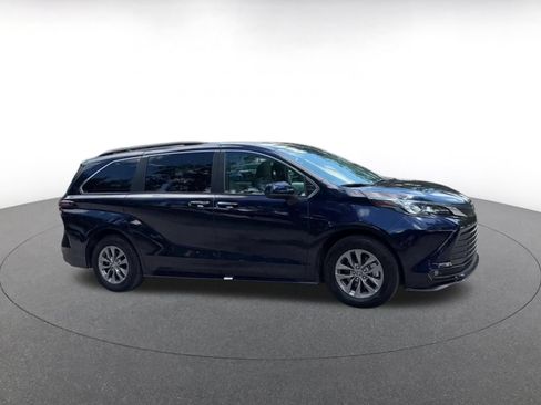 Used 2025 Toyota Sienna XLE FWD image 2
