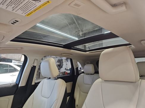 Used 2020 Ford Edge Titanium image 28