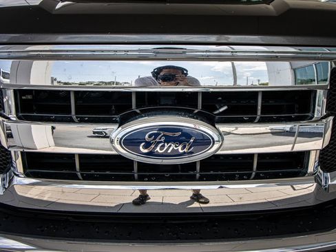 Used 2015 Ford F150 XLT w/ Trailer Tow Package RWD image 8