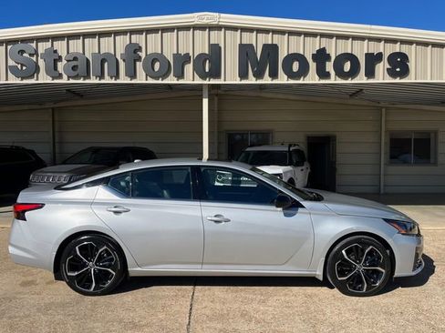 Used 2024 Nissan Altima 2.5 SR w/ SR Premium Package image 1