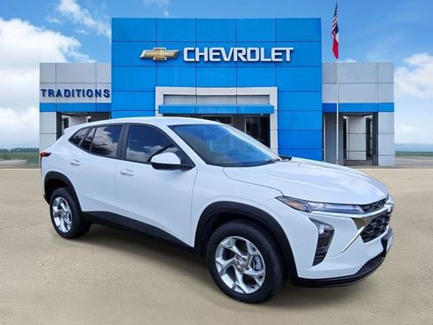 New 2026 Chevrolet Trax LS w/ LS Convenience Package FWD image 2