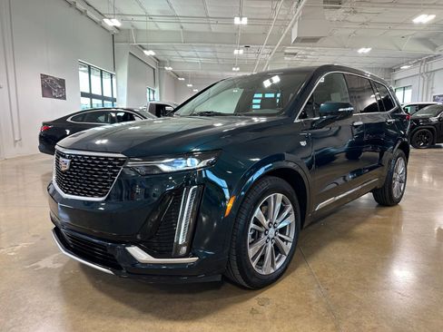 Used 2025 Cadillac XT6 Premium Luxury image 3