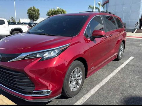 Used 2021 Toyota Sienna XLE w/ XLE Plus Package image 1