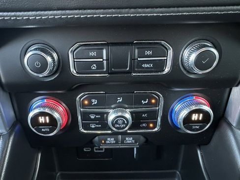 Used 2022 GMC Yukon XL SLE image 16