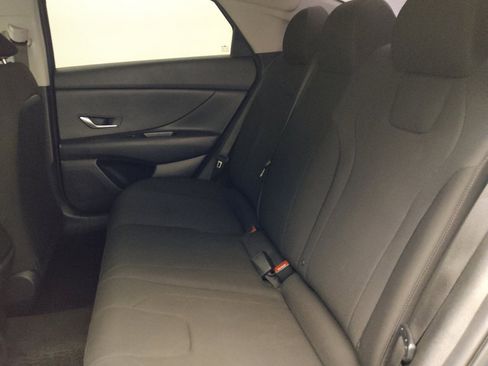 Used 2022 Hyundai Elantra SE FWD image 18