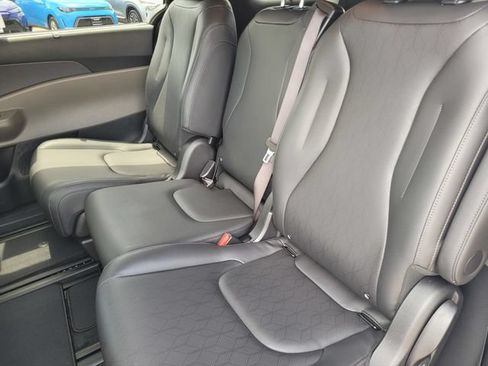 Used 2026 Kia Carnival EX FWD image 13