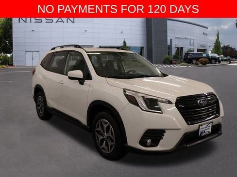 Used 2023 Subaru Forester Premium image 1