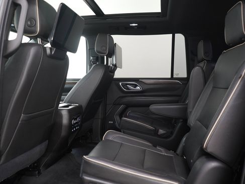 Used 2021 Chevrolet Suburban Premier w/ Premium Package AWD/4WD image 22