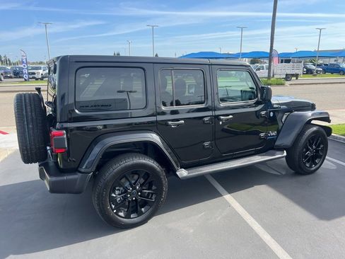 Used 2025 Jeep Wrangler Unlimited Sahara AWD/4WD image 18