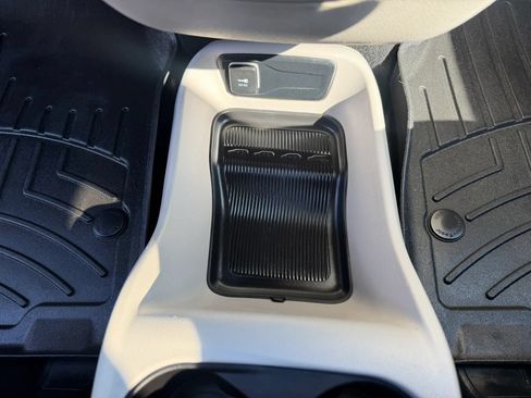 Used 2020 Chrysler Voyager L FWD image 28