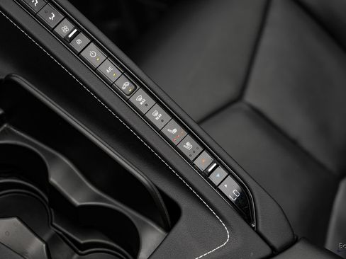 Used 2022 Chevrolet Corvette Stingray Preferred Cpe w/ Z51 Performance Package RWD image 70