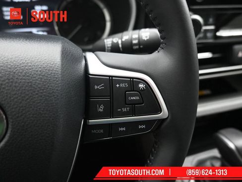 Used 2024 Toyota Highlander XLE image 19