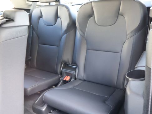 Used 2022 Volvo XC90 T6 Momentum w/ Advanced Package image 16