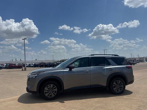 Used 2025 Nissan Pathfinder SV FWD image 11