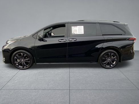 Used 2025 Toyota Sienna XSE image 4