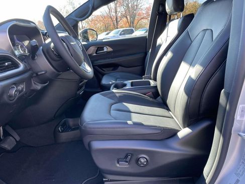 New 2026 Chrysler Pacifica Select FWD image 23