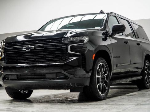 Used 2024 Chevrolet Suburban RST image 9