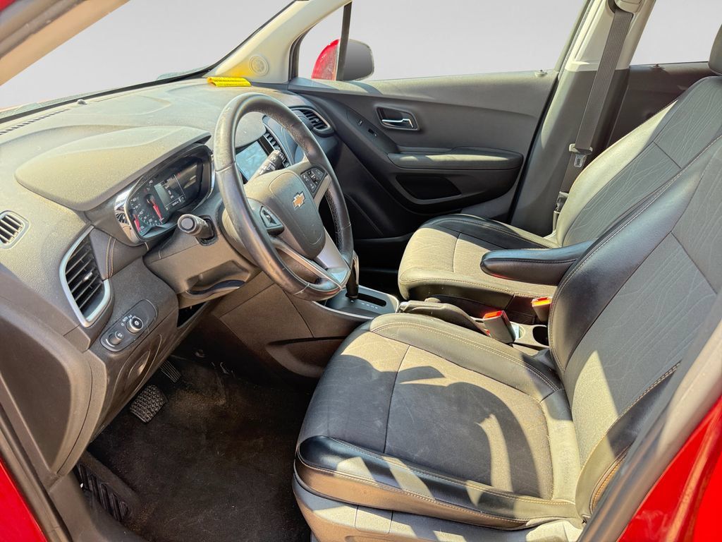 Used 2019 Chevrolet Trax LT w/ LT Convenience Package FWD image 19