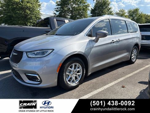 Used 2021 Chrysler Pacifica Touring-L w/ Uconnect Theater Family Group FWD image 1