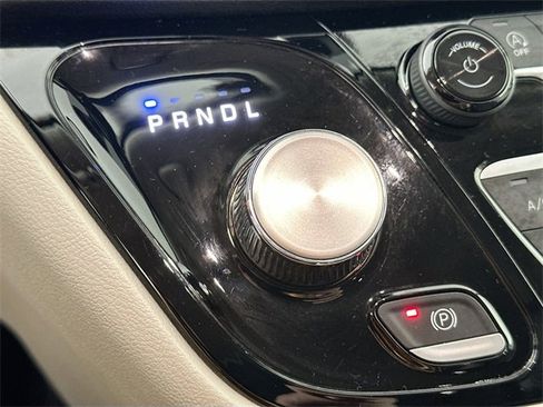 Used 2024 Chrysler Pacifica Touring-L image 23
