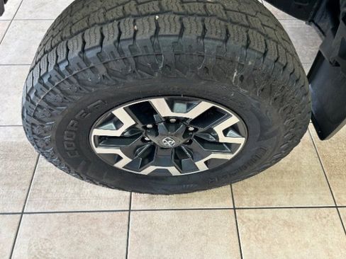 Used 2022 Toyota Tacoma TRD Off-Road image 20