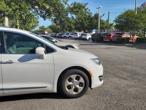 Used 2017 Chrysler Pacifica Touring-L Plus FWD image 10