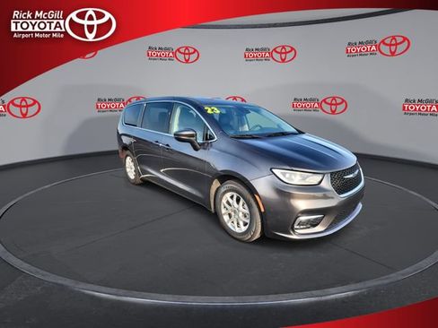 Used 2023 Chrysler Pacifica Touring-L FWD image 2