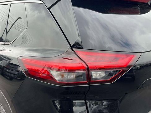 Used 2023 Nissan Rogue SV w/ SV Premium Package image 10