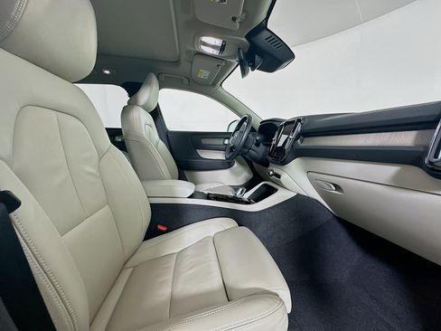 Used 2023 Volvo XC40 B5 Plus w/ Protection Package Premier image 33