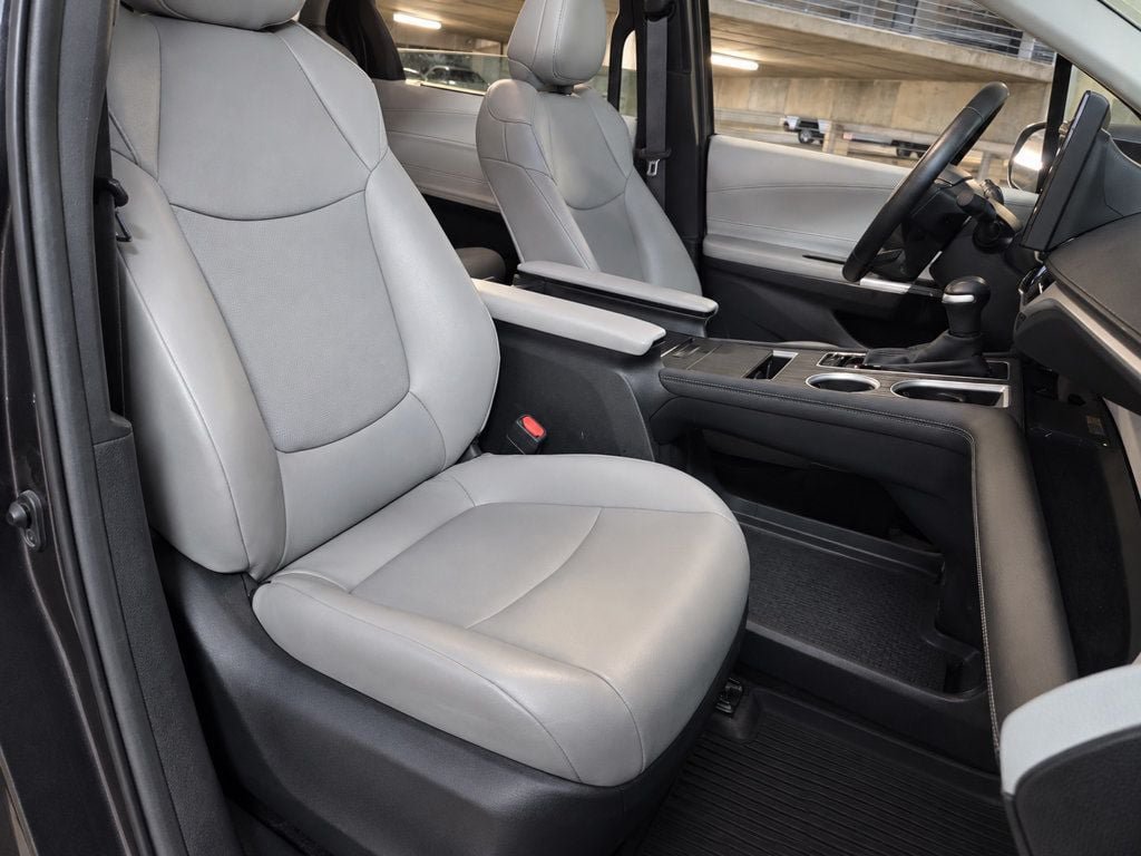 Used 2025 Toyota Sienna XLE FWD image 28