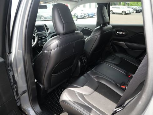 Used 2019 Jeep Cherokee Latitude Plus w/ Cold Weather Group AWD/4WD image 23