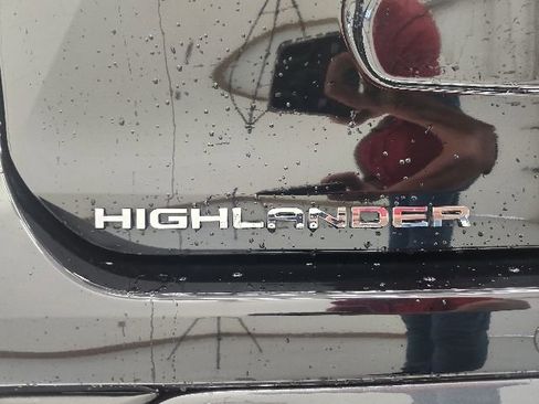 Used 2025 Toyota Highlander Limited AWD/4WD image 24