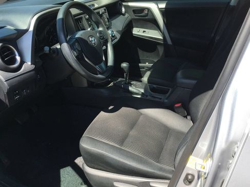 Used 2017 Toyota RAV4 LE AWD/4WD image 4
