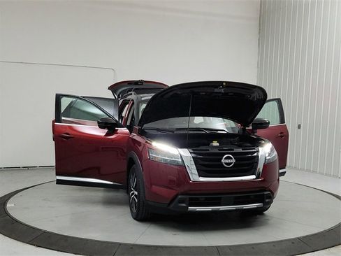 Used 2024 Nissan Pathfinder Platinum w/ Cargo Package image 10