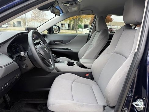 Used 2023 Toyota Venza LE image 23