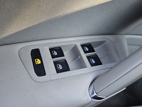 Used 2016 Volkswagen Golf S image 31