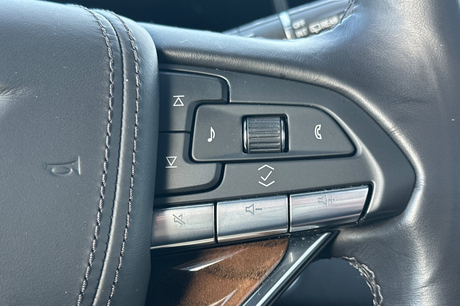 Used 2023 Cadillac Escalade Sport Platinum w/ LPO, ONYX Package AWD/4WD image 37
