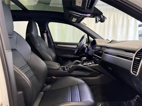 Certified 2022 Porsche Cayenne Platinum Edition image 16