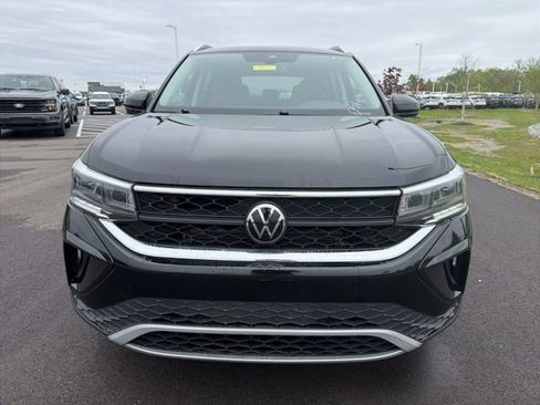 Used 2023 Volkswagen Taos SE w/ Black Wheel Package FWD image 3