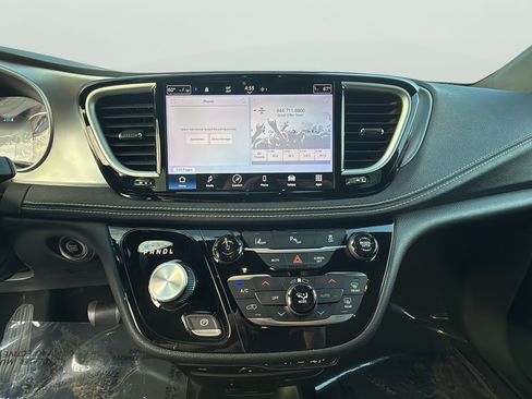 Used 2021 Chrysler Pacifica Touring w/ Uconnect Theater Family Group FWD image 19