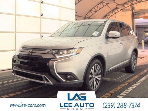 Used 2020 Mitsubishi Outlander SE image 1