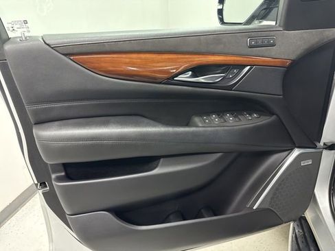 Used 2020 Cadillac Escalade ESV Luxury AWD/4WD image 8