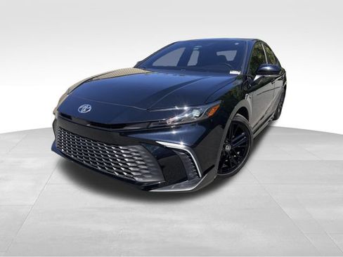 Used 2025 Toyota Camry SE image 9