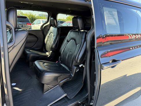 Used 2018 Chrysler Pacifica Touring-L Plus FWD image 14