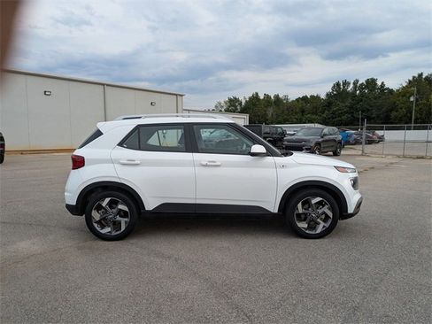 Used 2024 Hyundai Venue SEL image 2