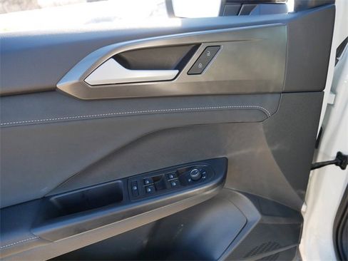 Certified 2025 Volkswagen Taos SE image 16