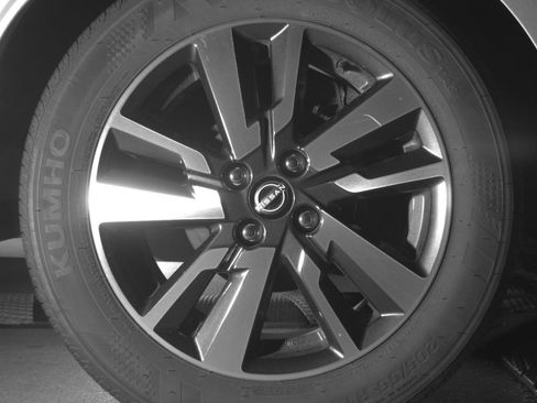 Used 2025 Nissan Versa SV FWD image 18