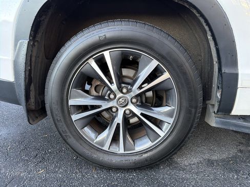 Used 2016 Toyota Highlander XLE image 15